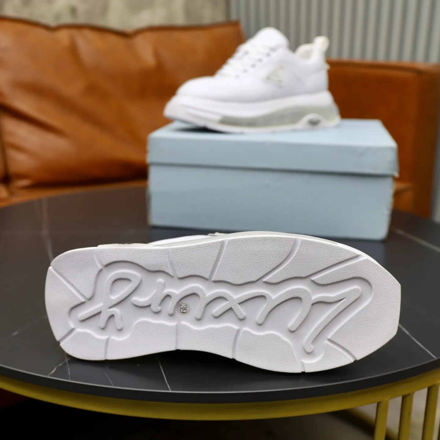 Ex-factory price: 640 💰Prada/Prada Men's casual delivery, using imported cowhide leather upper, Prada triangle logo, lambskin lining, original air cushion bottom, rubber sewing technology, rubber bottom layer, excellent shock absorption effect, comfortable on the feet! Size: 39-44 (45, 46 customized)